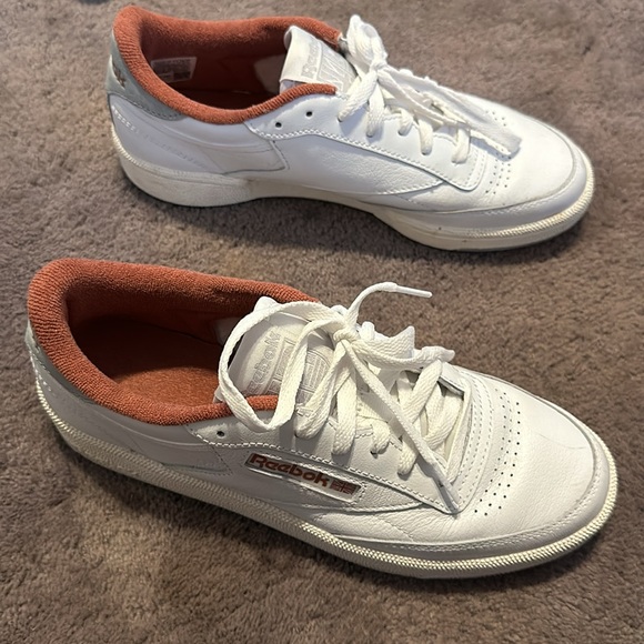 Woman’s Reebok Tennis Shoes Barely Warn-The Athelet’s Shoe! - Picture 5 of 10